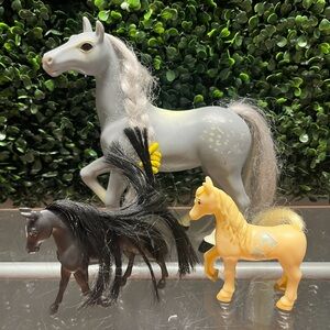 Source Unknown Gray, Black, and Yellow Horse Figures
